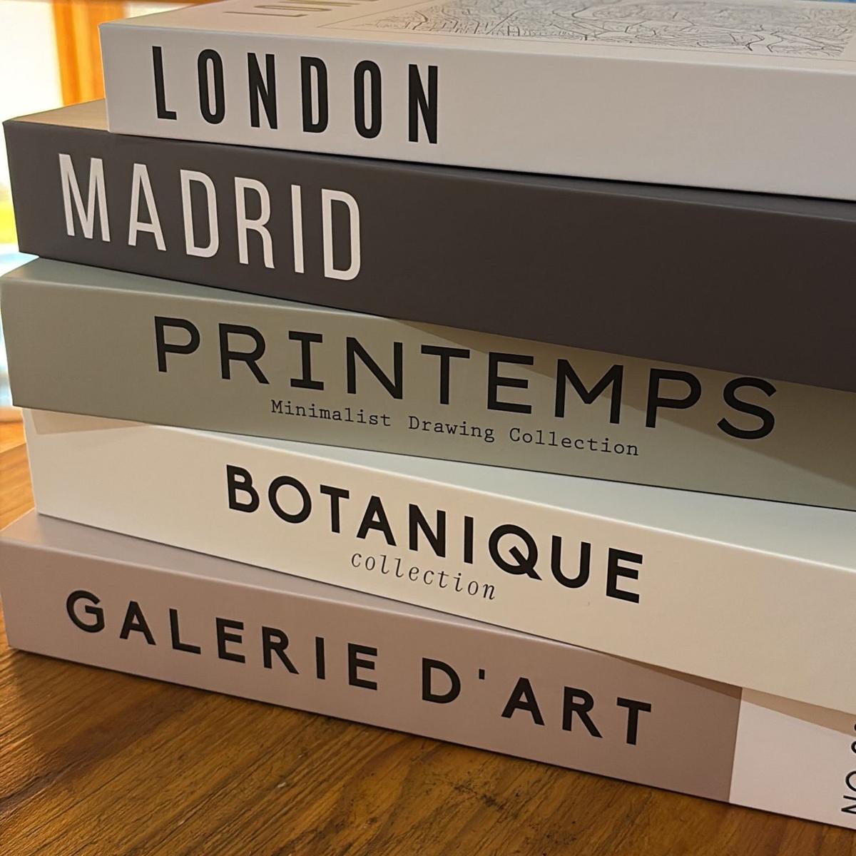 Libros decorativos apilados